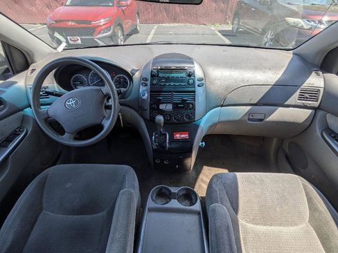 Used 2010 Toyota Sienna FWD image 5