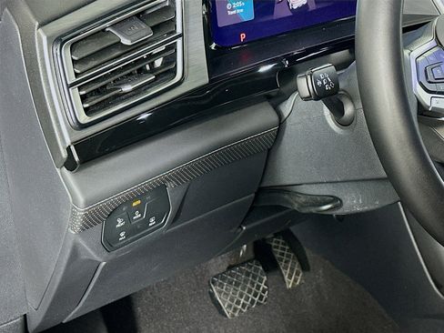 Used 2025 Volkswagen Atlas Cross Sport SE image 17