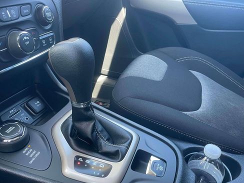 Used 2018 Jeep Cherokee Latitude AWD/4WD image 29
