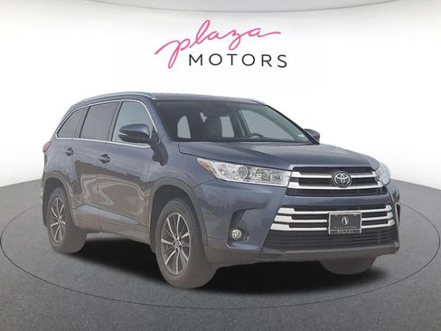 Used 2018 Toyota Highlander XLE AWD/4WD image 3