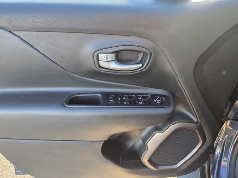 Used 2023 Jeep Renegade Latitude image 17