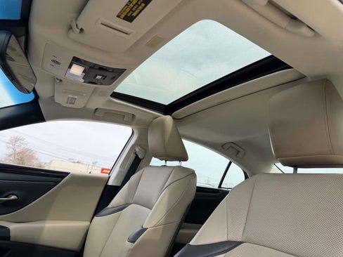 Used 2020 Lexus ES 350 w/ Premium Package image 10