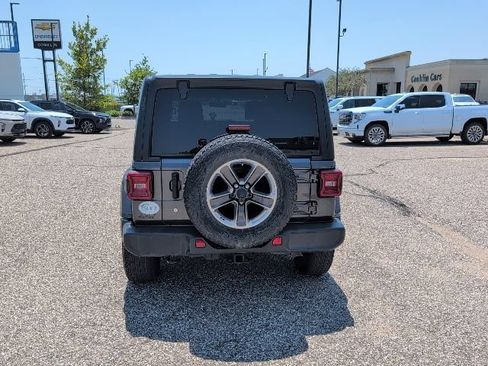 Used 2018 Jeep Wrangler Unlimited Sahara AWD/4WD image 3