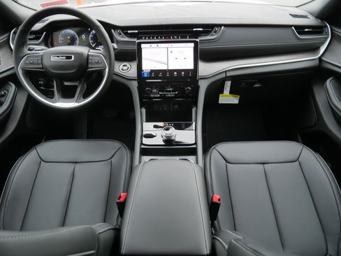 New 2025 Jeep Grand Cherokee Limited image 9