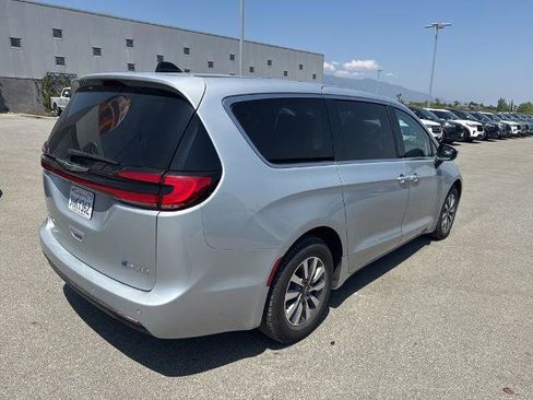 Used 2023 Chrysler Pacifica Touring-L FWD image 6