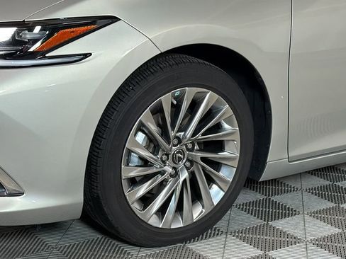 Used 2023 Lexus ES 300h Ultra Luxury w/ Accessory Package (Z2) image 4