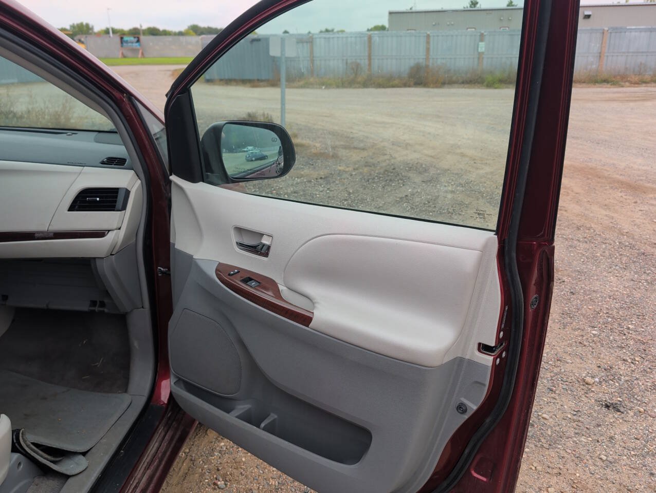 Used 2011 Toyota Sienna XLE w/ Entertainment Pkg FWD image 27