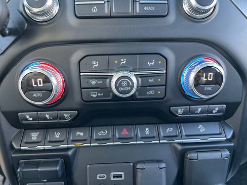 Used 2026 Chevrolet Colorado ZR2 w/ Technology Package AWD/4WD image 31