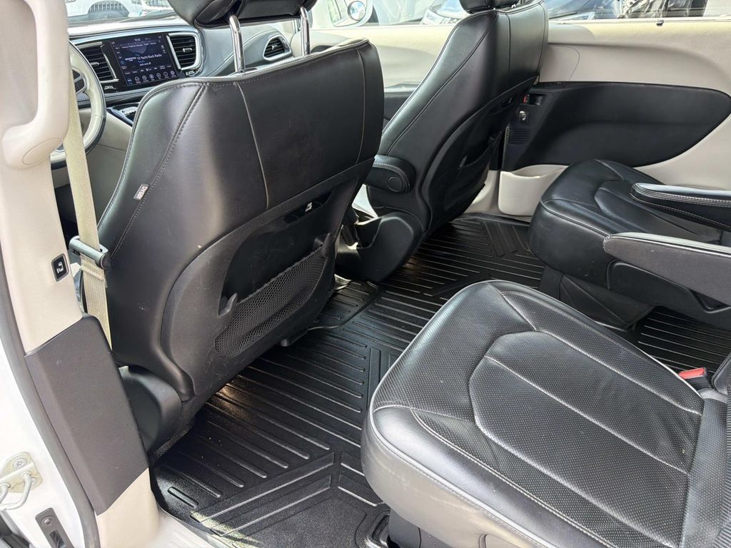 Used 2020 Chrysler Pacifica Limited FWD image 19