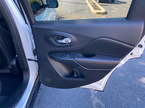 Used 2019 Jeep Cherokee Trailhawk w/ Cold Weather Group image 22