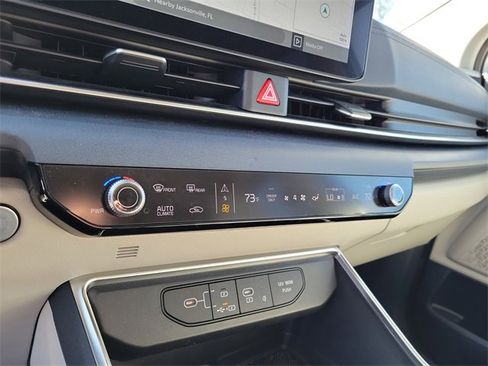 Used 2025 Kia Carnival EX image 24