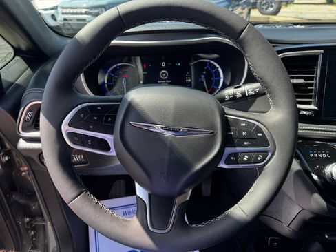 Used 2025 Chrysler Pacifica Select FWD image 18