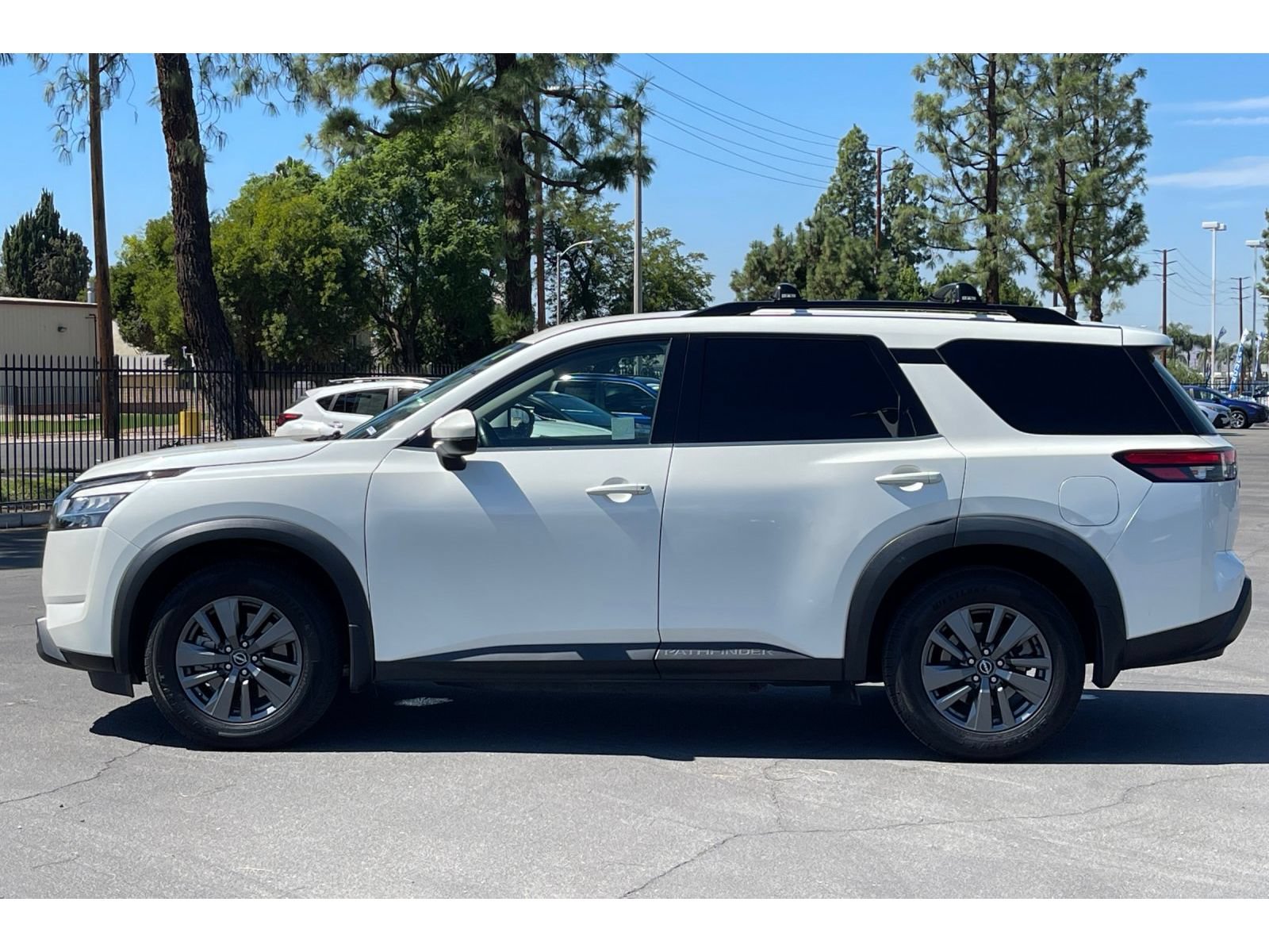 Used 2022 Nissan Pathfinder SV FWD image 3