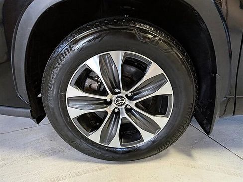 Used 2025 Toyota Highlander XLE AWD/4WD image 15