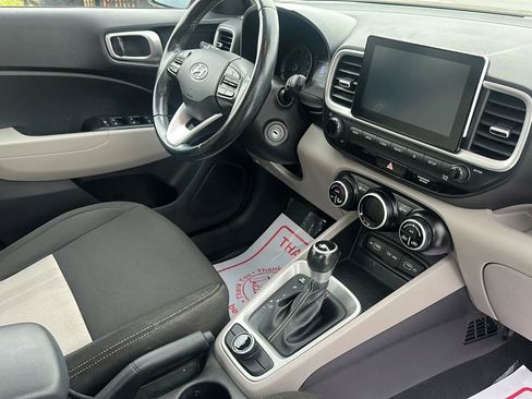 Used 2022 Hyundai Venue SEL image 16
