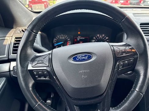 Used 2018 Ford Explorer XLT AWD/4WD image 15