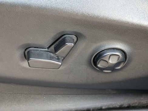 Used 2025 Chrysler Pacifica Limited FWD image 21