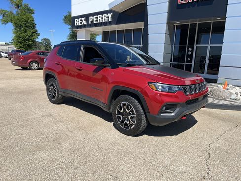 Used 2025 Jeep Compass Trailhawk AWD/4WD image 2
