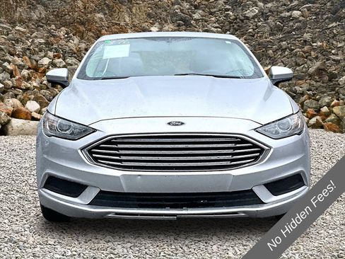 Used 2018 Ford Fusion SE w/ Fusion SE Technology Package FWD image 3