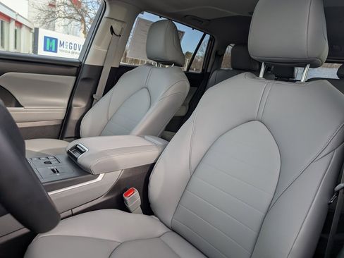 Used 2026 Toyota Highlander XLE image 19