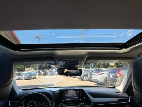 Used 2021 Toyota Highlander XLE AWD/4WD image 14