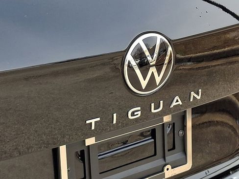 Used 2024 Volkswagen Tiguan SE w/ Panoramic Sunroof Package image 32