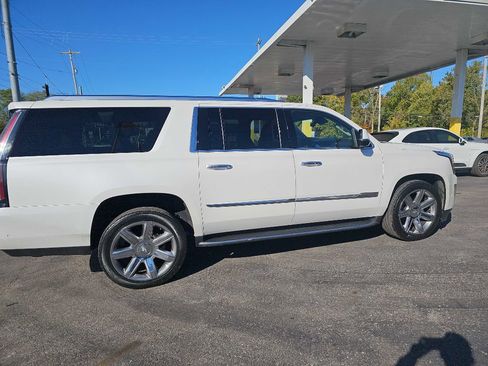 Used 2017 Cadillac Escalade ESV Luxury image 10