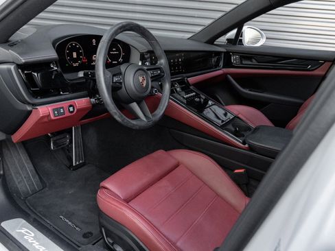 Certified 2025 Porsche Panamera image 4
