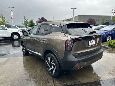 Used 2025 Nissan Kicks SV FWD image 3