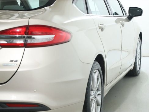 Used 2017 Ford Fusion SE w/ Fusion SE Technology Package image 44