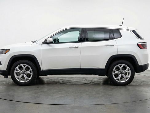 Used 2025 Jeep Compass Latitude AWD/4WD image 5