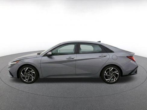Used 2025 Hyundai Elantra Limited FWD image 4
