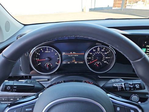 Used 2024 Kia Carnival EX image 12