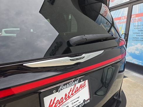 Used 2023 Chrysler Pacifica Touring-L FWD image 20