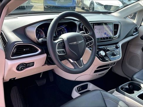 Used 2024 Chrysler Pacifica Touring-L image 17