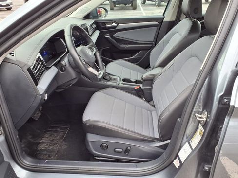 Used 2025 Volkswagen Jetta SE image 23