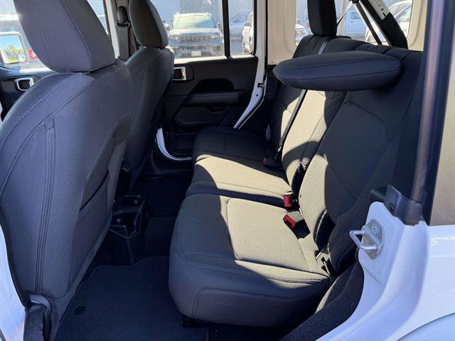 Used 2018 Jeep Wrangler Unlimited Sahara AWD/4WD image 15