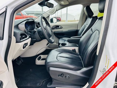 Used 2023 Chrysler Pacifica Touring-L image 3