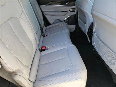 Used 2022 Jeep Grand Cherokee Overland w/ Luxury Tech Group IV image 19