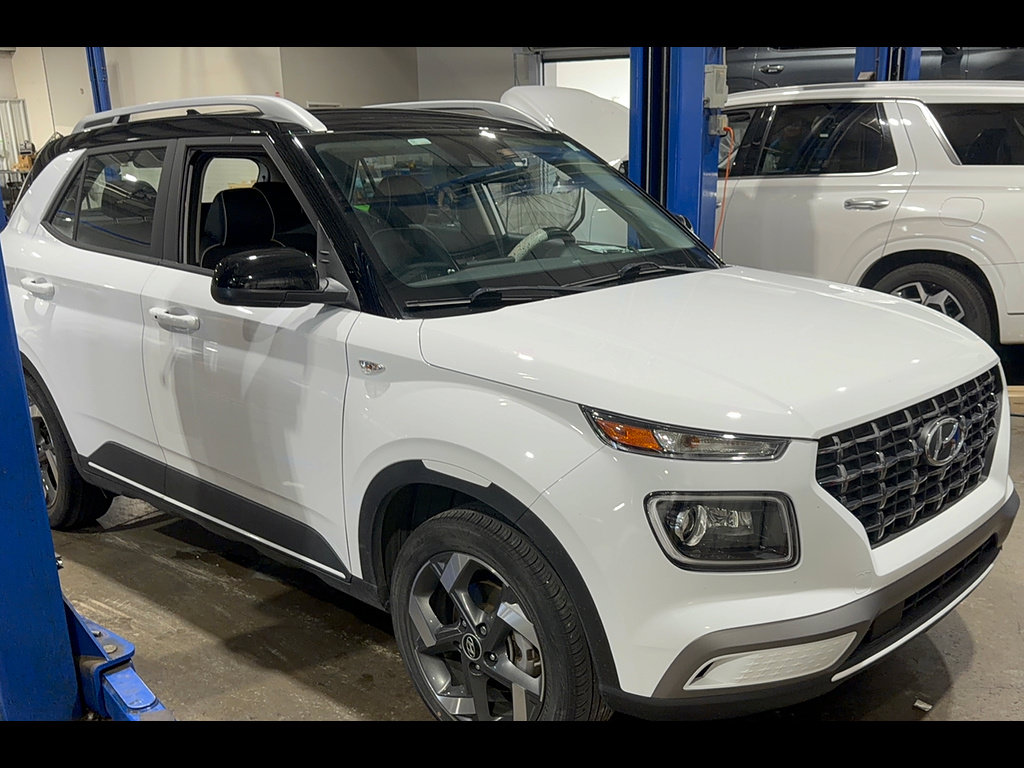 Used 2022 Hyundai Venue SEL FWD image 2