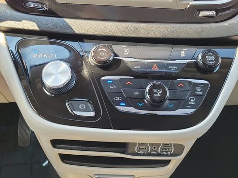 Used 2023 Chrysler Voyager LX FWD image 19