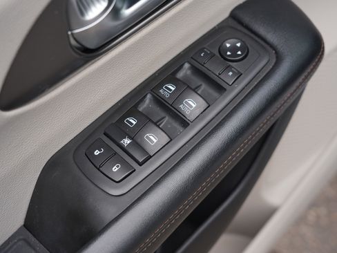 Used 2020 Chrysler Pacifica Touring-L FWD image 16