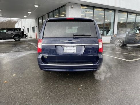 Used 2016 Chrysler Town & Country Touring image 6
