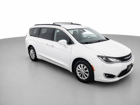 Used 2017 Chrysler Pacifica Touring-L FWD image 3