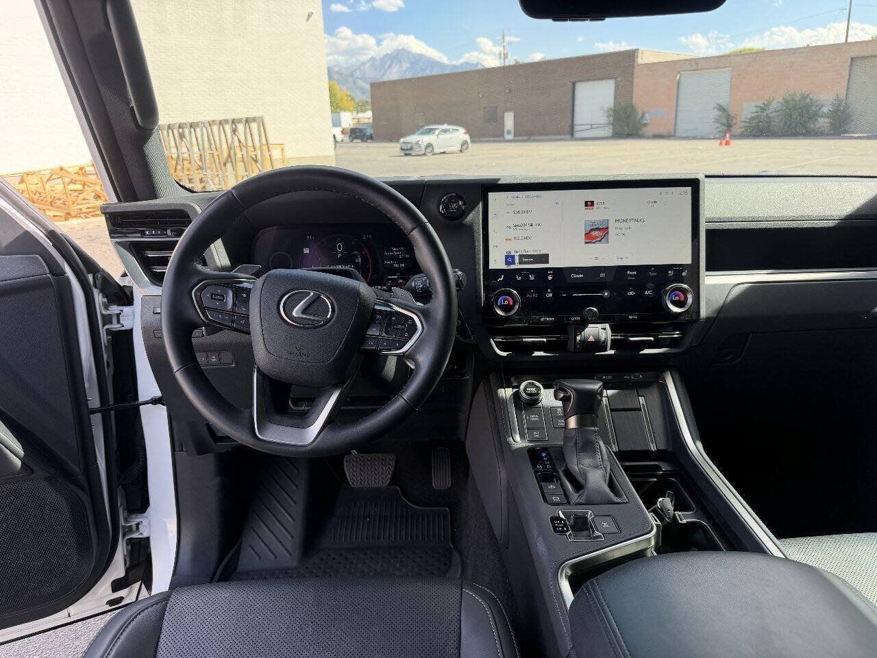 Used 2025 Lexus GX 550 w/ Accessory Package (2T) AWD/4WD image 17