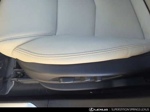 Used 2018 Cadillac XT5 Luxury w/ Driver Awareness Package image 15