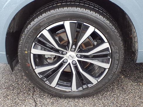 Certified 2023 Volvo XC60 B5 Plus w/ Climate Package image 9