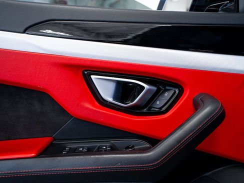 Used 2022 Lamborghini Urus AWD/4WD image 28