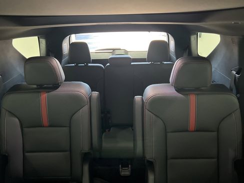 Used 2024 Chevrolet Traverse RS image 33