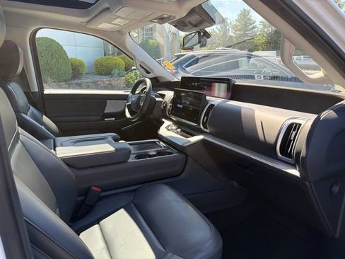 Used 2025 Ford Expedition Active AWD/4WD image 9